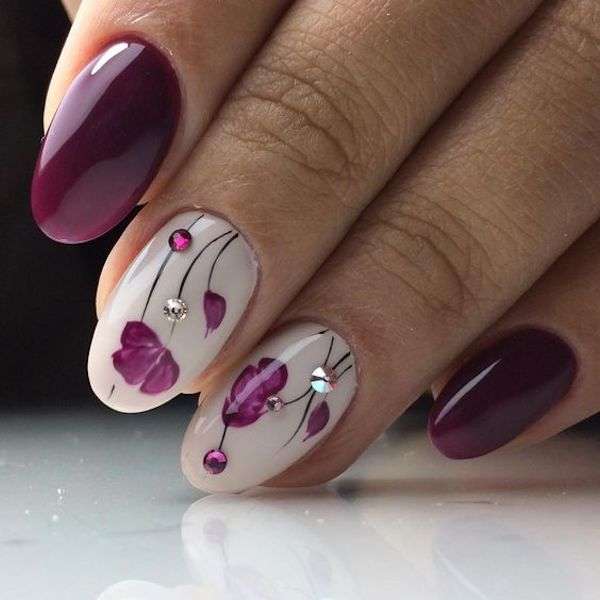 Unghie gel estive in viola con fiori