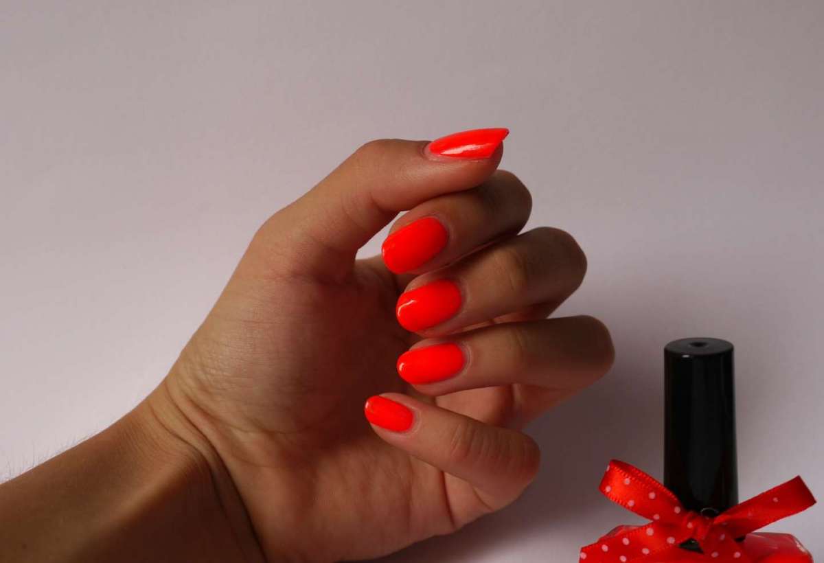 Unghie gel estive rosso fluo