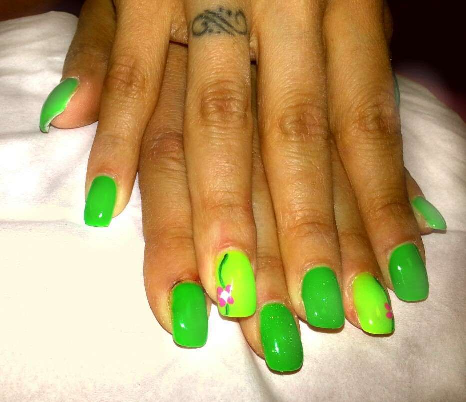 Unghie gel estive verde fluo