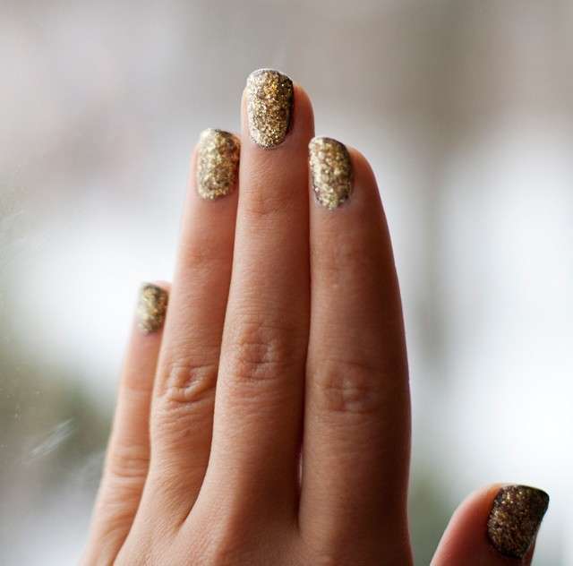 Unghie natalizie con glitter oro