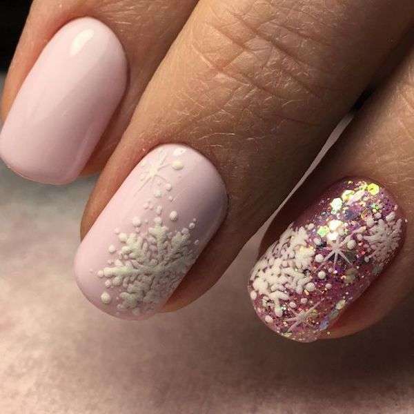 Unghie natalizie con glitter su smalto rosa