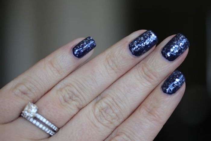 Unghie natalizie glitter blu notte