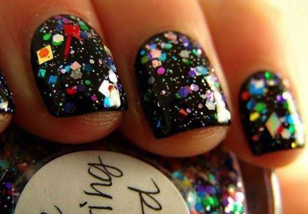 Unghie natalizie glitter su smalto nero