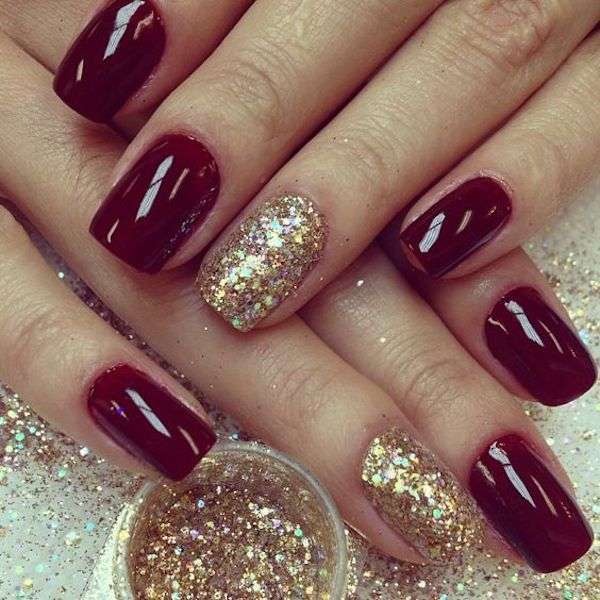 Unghie natalizie oro con glitter e smalto rosso