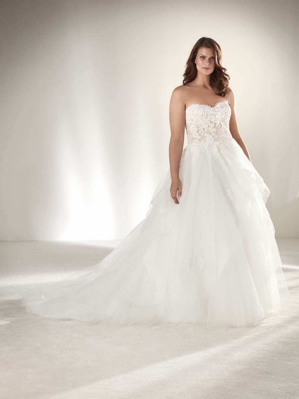 Vestito da sposa in tulle per taglie forti Pronovias Plus