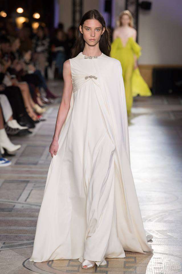 Abito da sposa a mantella Giambattista Valli