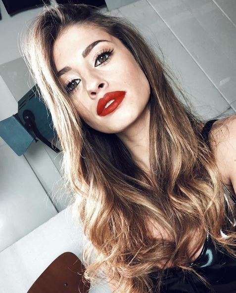 Chiara con un rossetto rosso