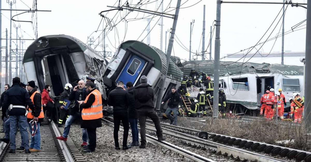 I vagoni piegati su un lato: si cercano  passeggeri