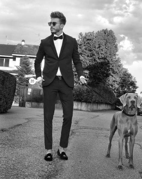 Il modello con il suo cane