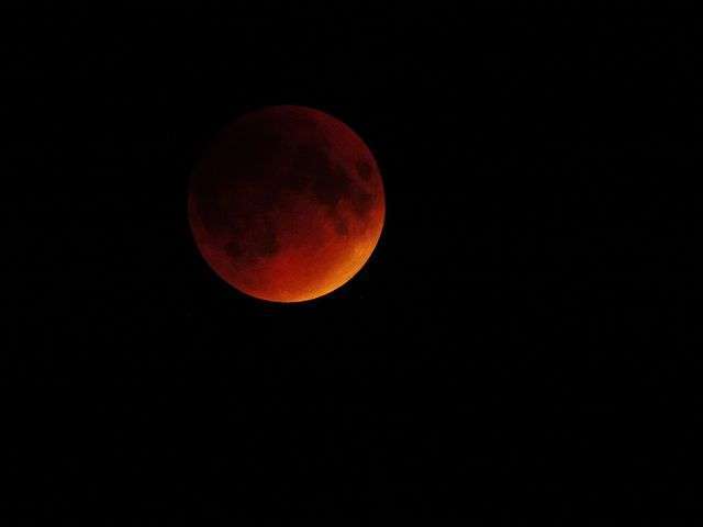 L'ombra della Terra trasforma la Luna