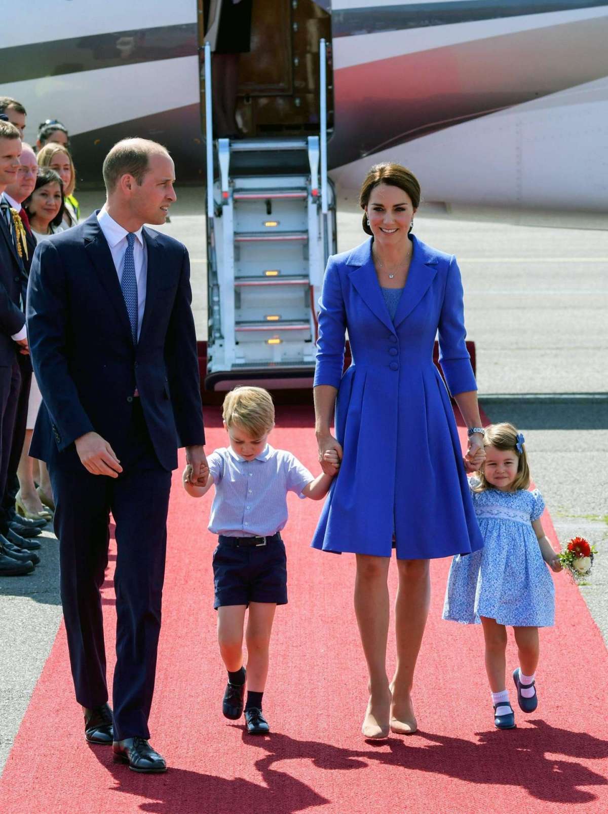 La famiglia sorride ai fotografi