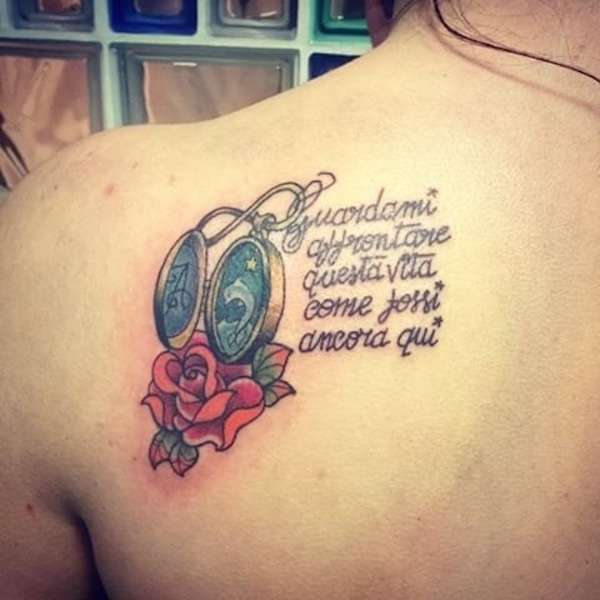 Tatuaggio con frase di Tiziano Ferro e disegno colorato