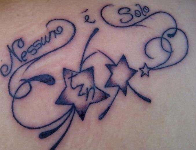 Tatuaggio con frase Tiziano Fero Nessuno è solo