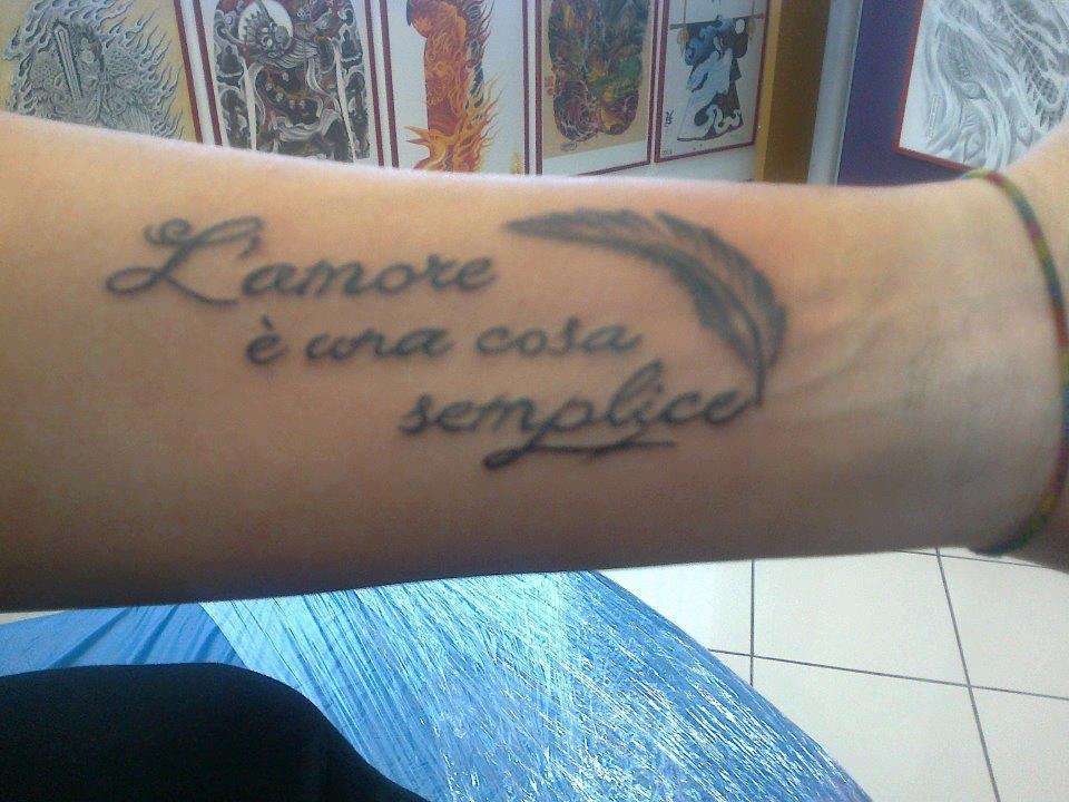 Tatuaggio con frase Tiziano Ferro e piuma