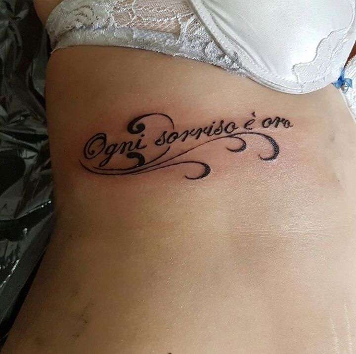 Tatuaggio con frase Tiziano Ferro in corsivo