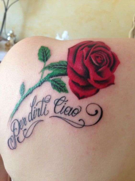 Tatuaggio con rosa e frase di Tiziano Ferro