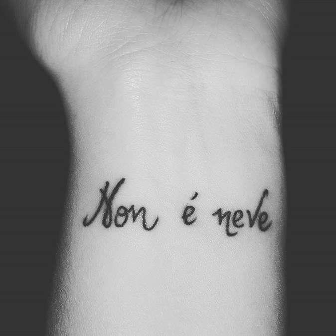 Tatuaggio frase Tiziano Ferro sul polso