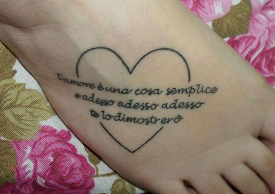 Tatuaggio sul piede con cuore e frase Tiziano Ferro