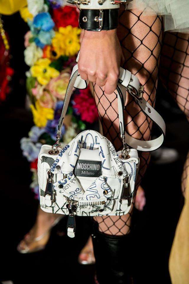 Tracolla stampata Moschino