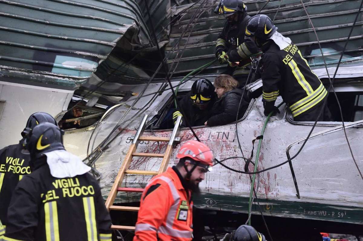 Treno delle ferrovie Trenord deraglia a Pioltello