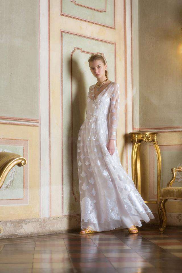 Abito da sposa in pizzo con ricami e trasparenze Alberta Ferretti