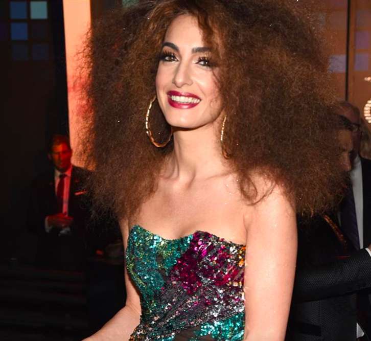 Amal Clooney con trucco anni 70