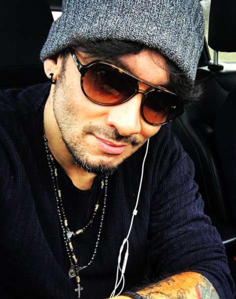 Fabrizio Moro con gli occhiali da sole