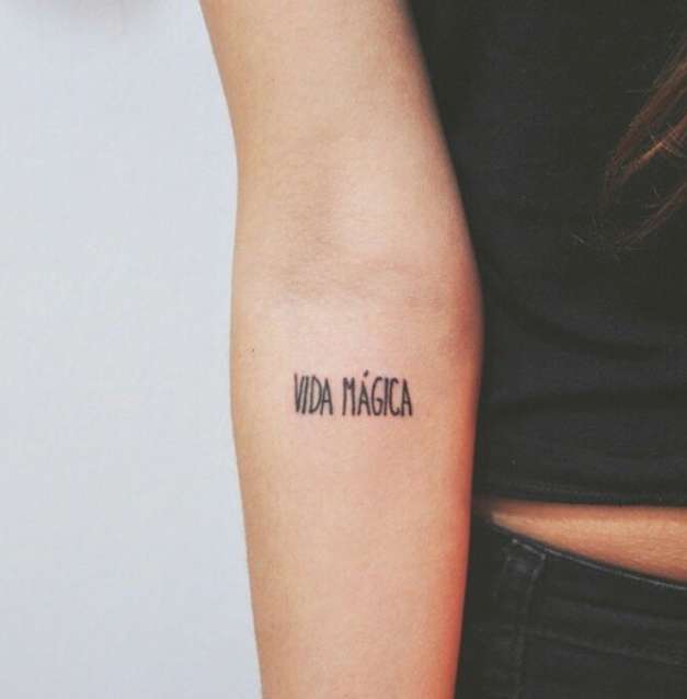 Frase breve in spagnolo tatuata sul braccio