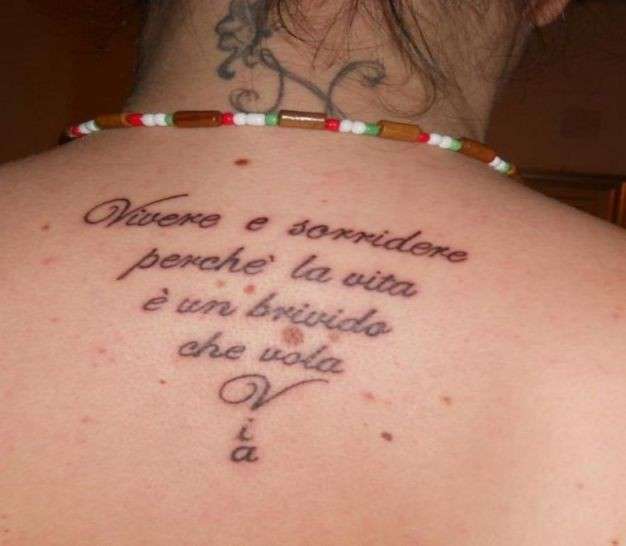 Frase di Sally di Vasco tatuata sotto il collo