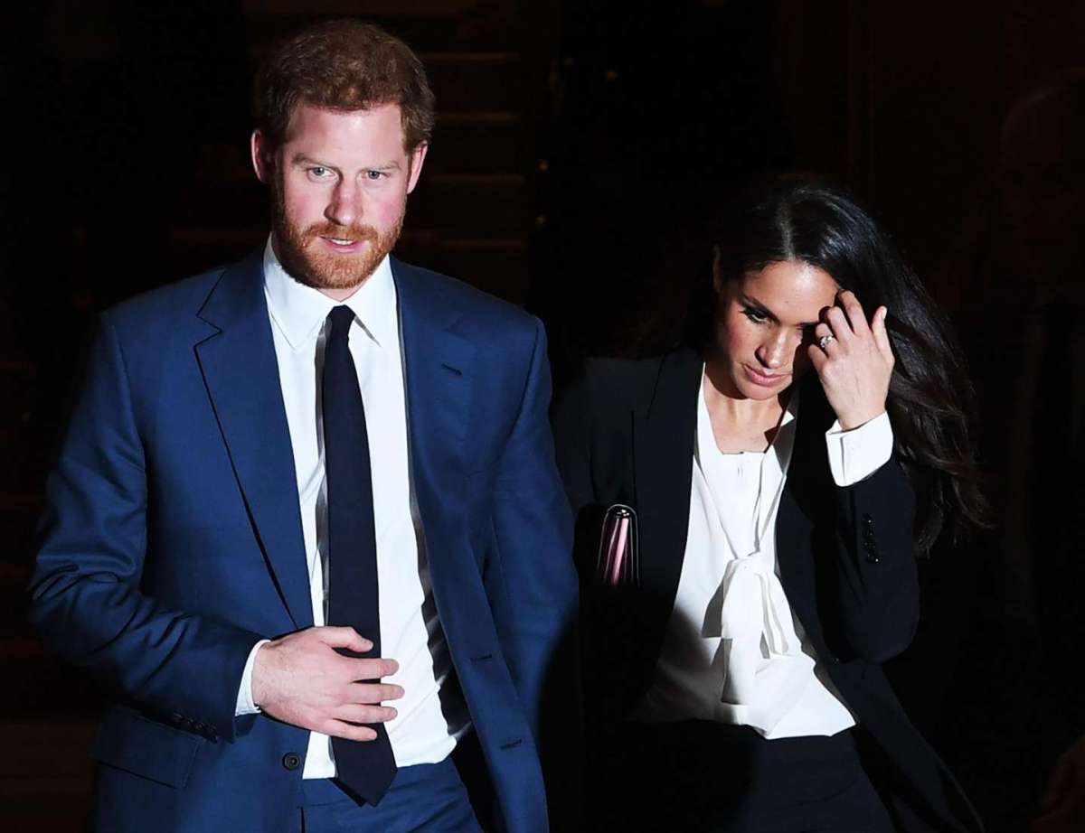 Harry e Meghan presi d'assalto dai fotografi