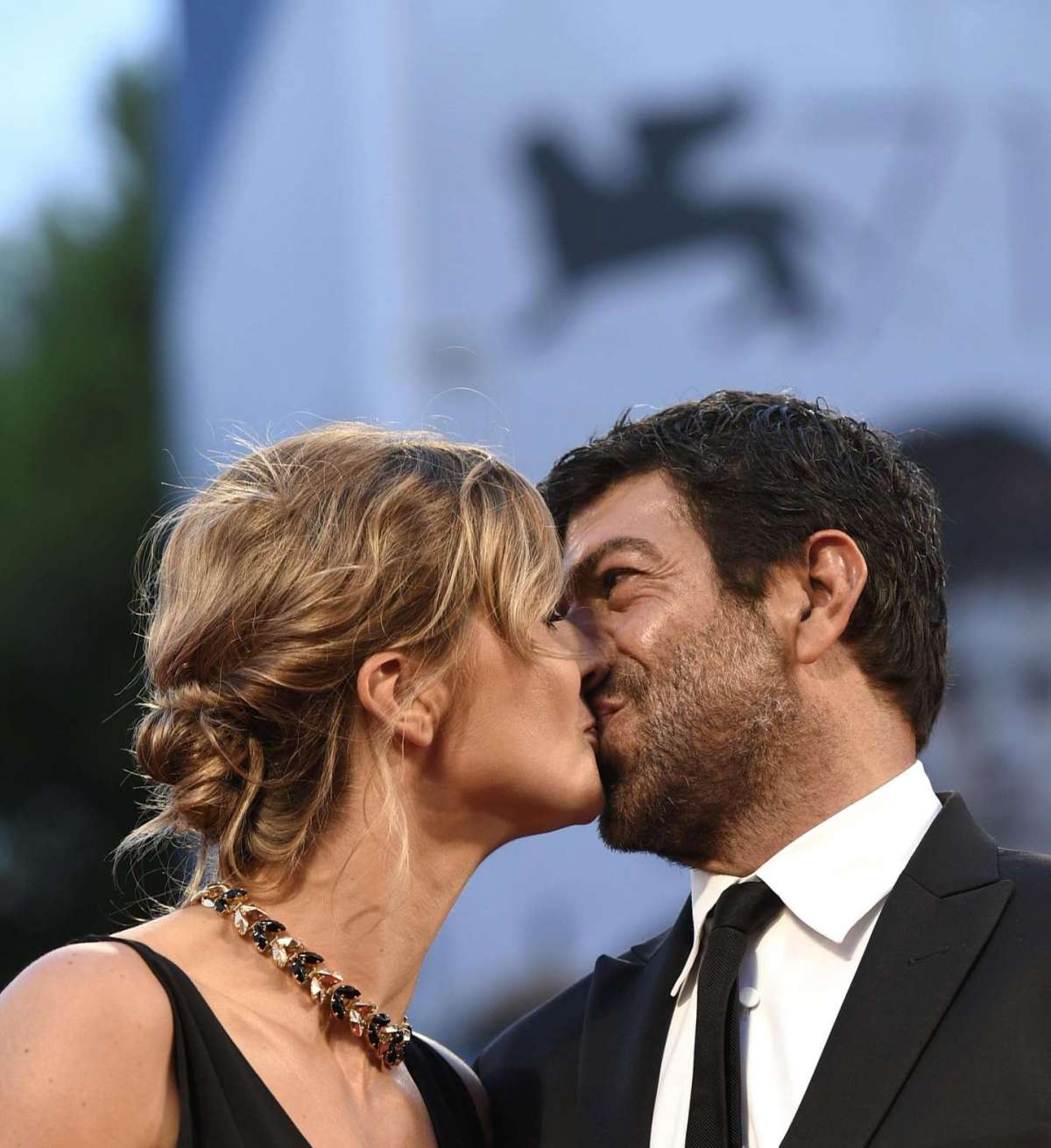 Il bacio tra Pierfrancesco e Anna