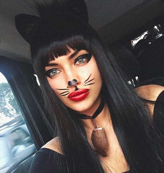 Irina Shayk con trucco da gatta