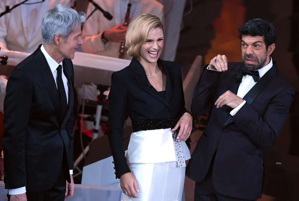 La giacca con cintura gioiello di Michelle
