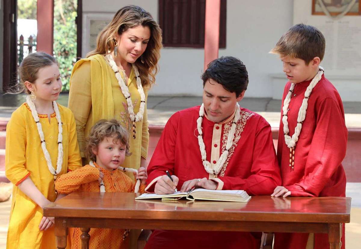La famiglia Trudeau indossa abiti tradizionali in India