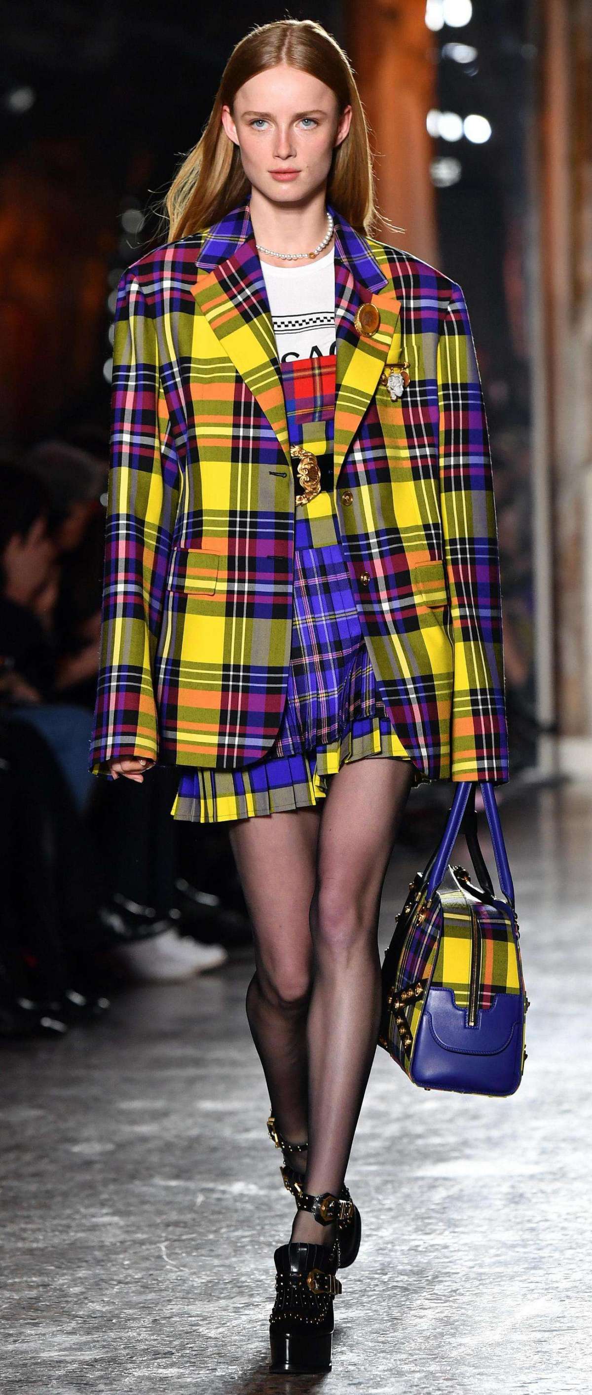 Look tartan Versace