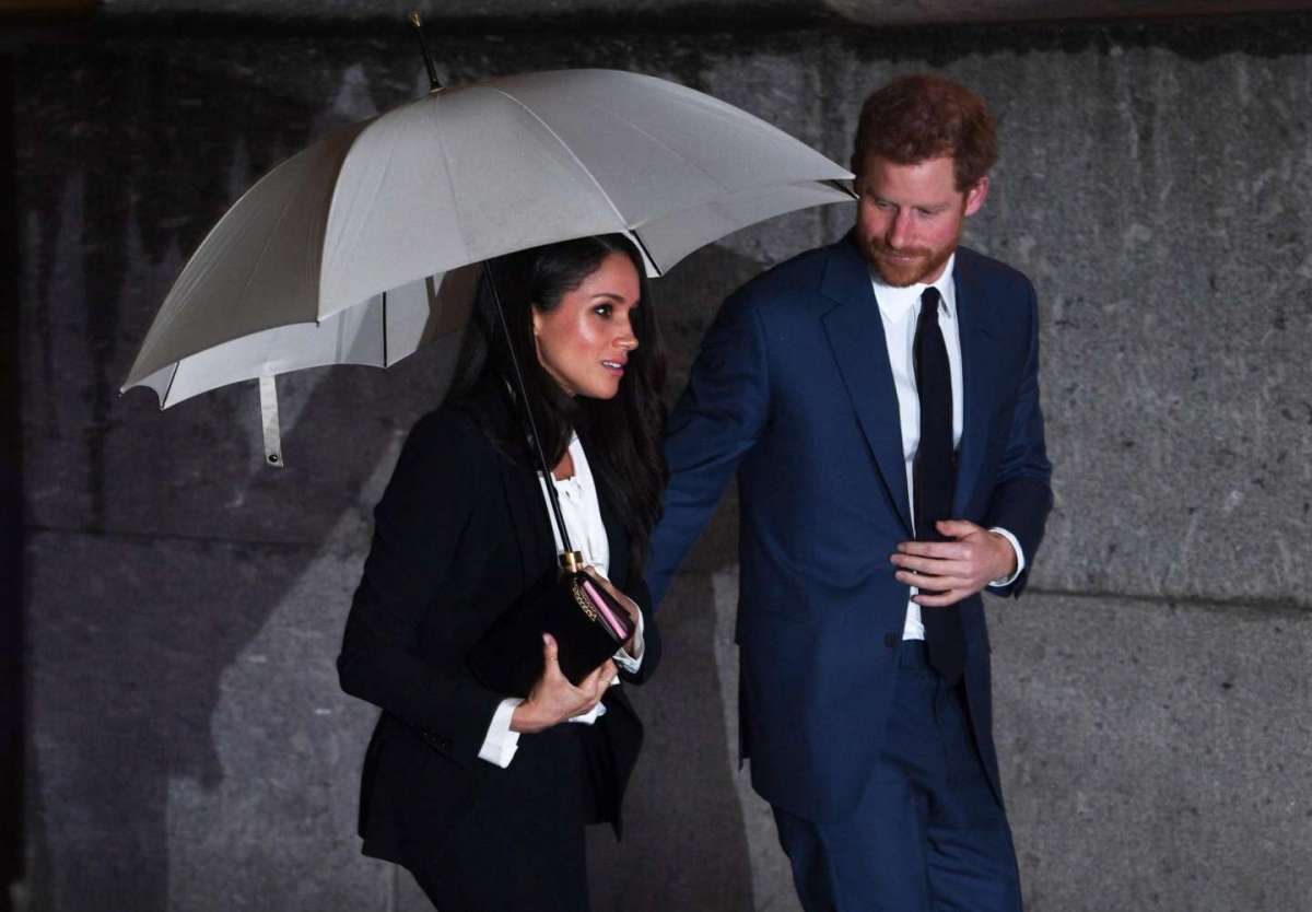 Meghan con l'ombrello