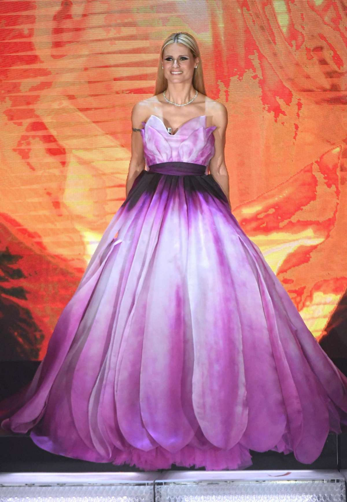 Michelle Hunziker con abito a tema floreale Moschino