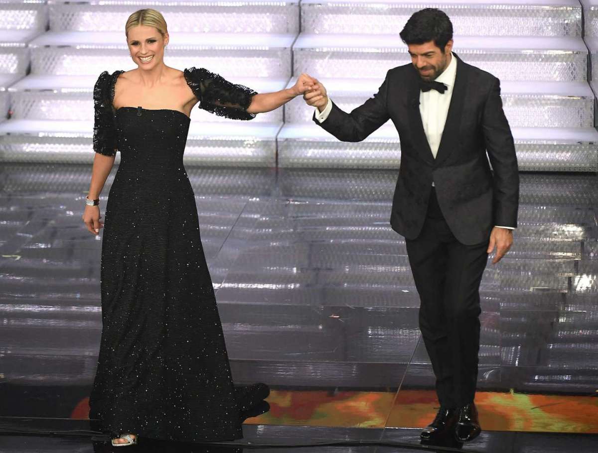 Michelle Hunziker con abito nero Armani Privè nella serata finale