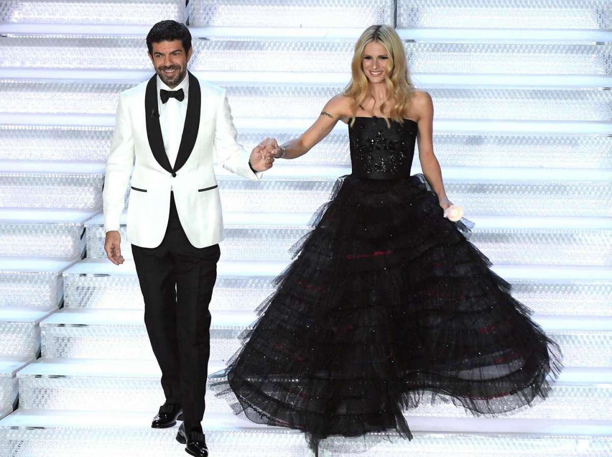 Michelle Hunziker in Armani Privè per la finale