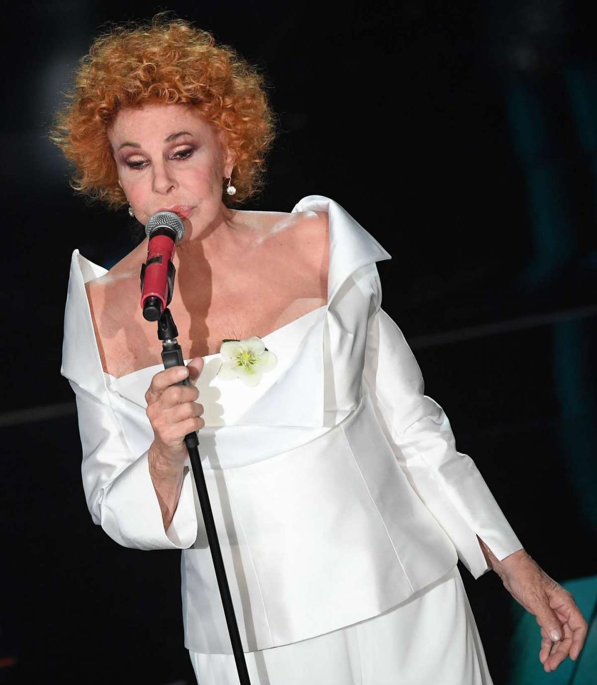 Ornella Vanoni, dettaglio del look a Sanremo