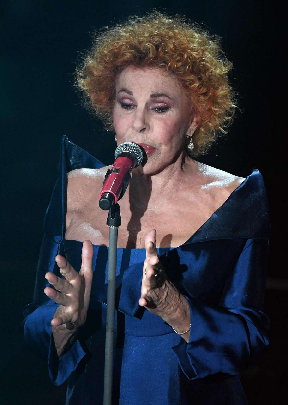 Ornella Vanoni, dettaglio del look