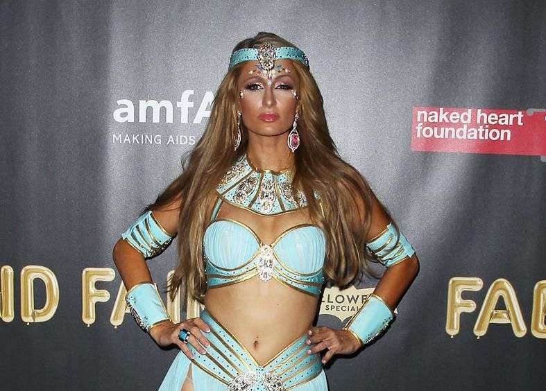 Paris Hilton con trucco da Cleopatra