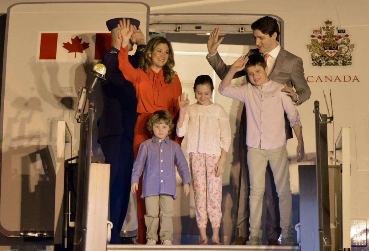 Saluti e sorrisi per i Trudeau a New Delhi