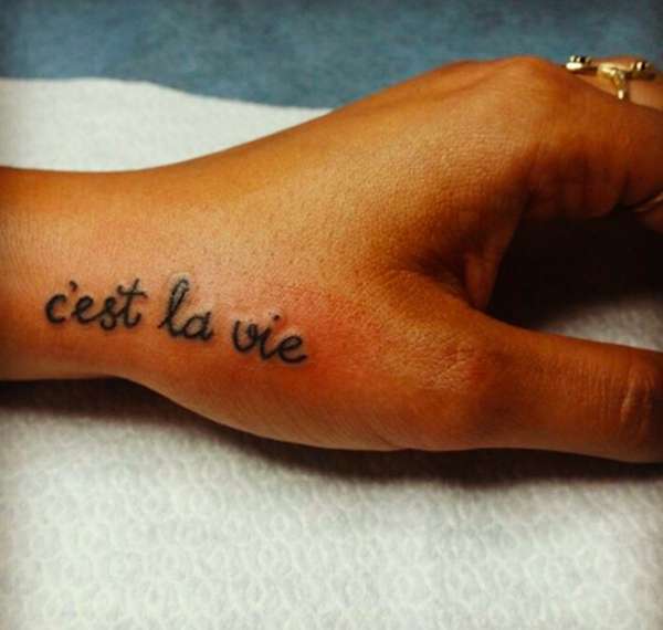 Tatuaggio con frase breve in francese