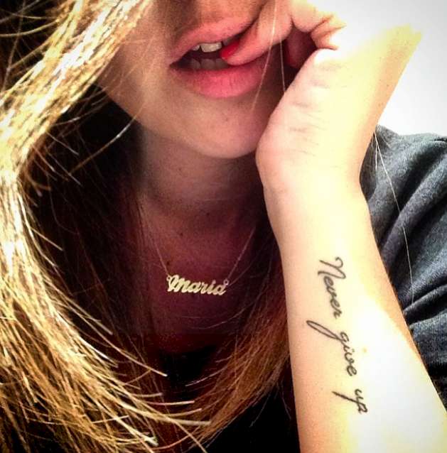 Tatuaggio con frase breve in inglese sul braccio