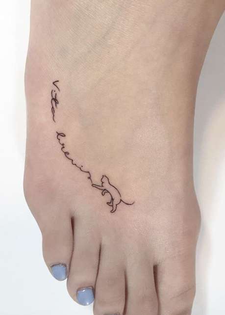 Tatuaggio con frase corta e gattino