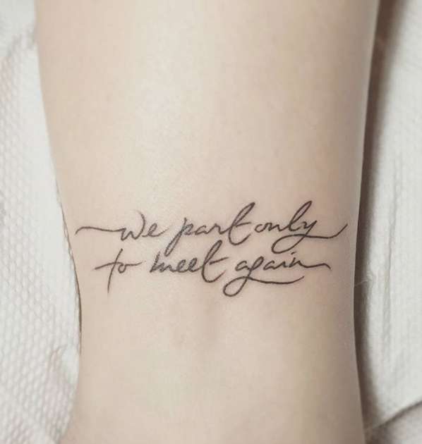 Tatuaggio con frase corta in inglese in corsivo