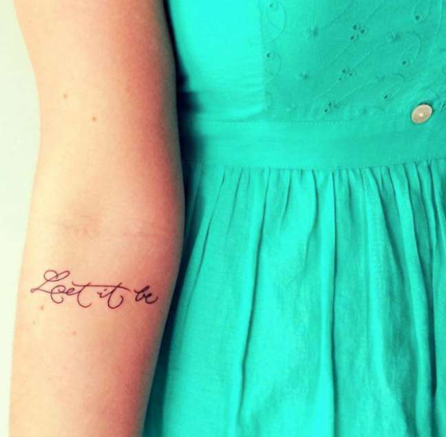 Tatuaggio con frase corta in inglese Let it be