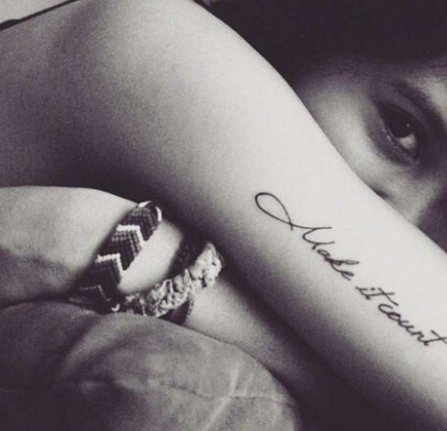 Tatuaggio con frase corta in inglese sul braccio