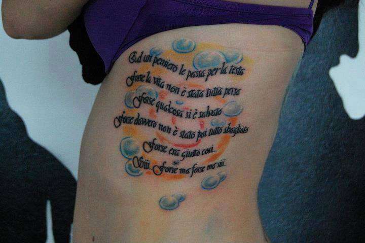 Tatuaggio con frase di Vasco e bolle colorate